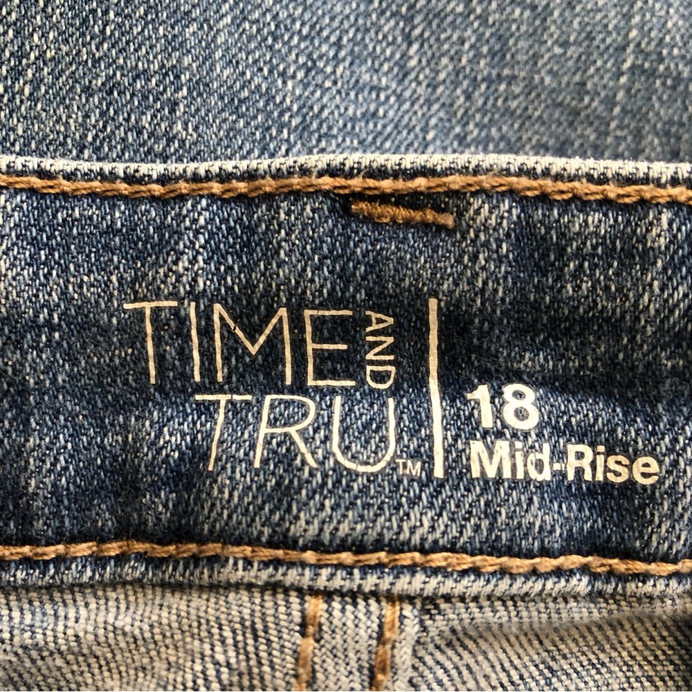 Women’s cropped distressed cuffed hem jeans. Size 18 - Picture 3 of 4